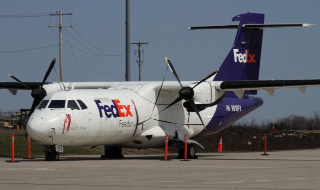 Aerospatiale ATR-42-300 (N918FX) - ATR42 at the ramp at BUF!