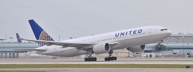 Boeing 777-200 (N211UA)