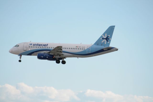 Sukhoi Superjet 100 (XA-JLV) - Landing at Miami