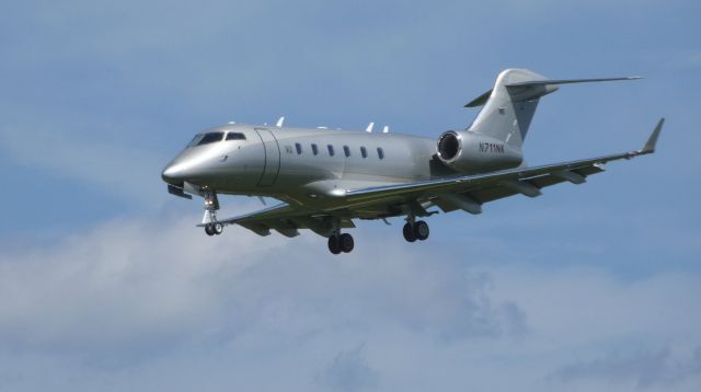 Bombardier Challenger 300 (N711NK) - On final is this 2010 Bombardier Challenger BD-100-1A10 in the Spring of 2019.