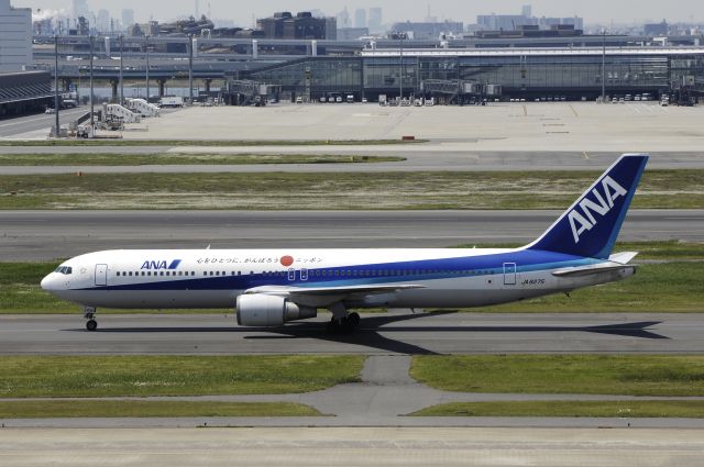 BOEING 767-300 (JA8275) - Taxing at Haneda Intl Airport on 2013/05/05