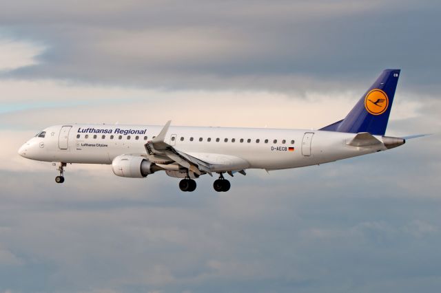 Embraer ERJ-190 (D-AECB)