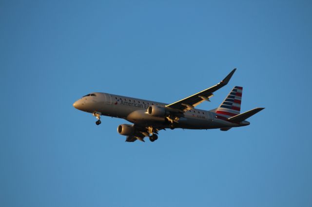 Embraer 175 (N283NN) - Landing 28C