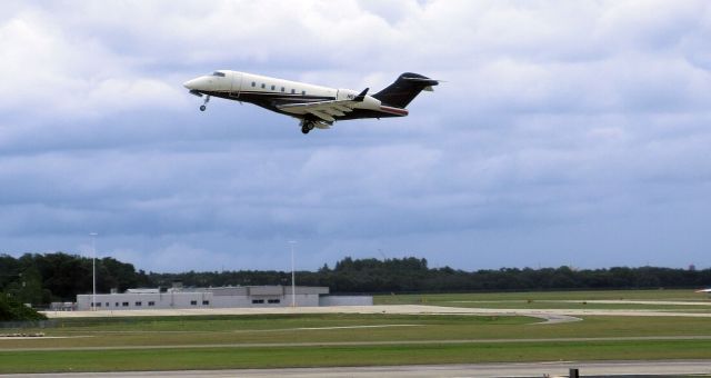 Bombardier Challenger 300 (N519FX)