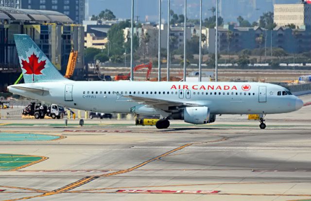 Airbus A320 (C-FFWJ)