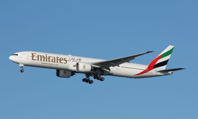 BOEING 777-300ER (A6-EPY)