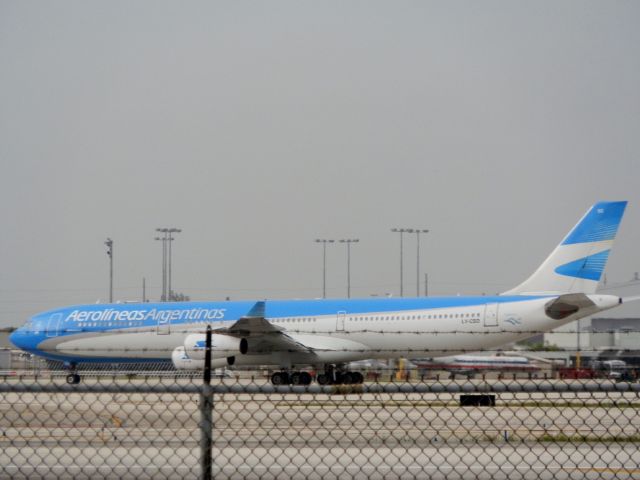 Airbus A340-300 (LV-CSD)