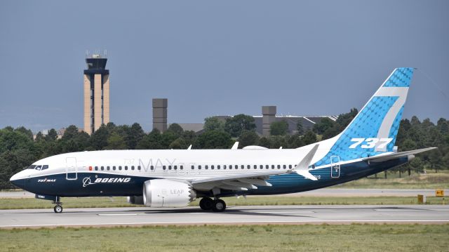 Boeing 737 MAX 7 (N7201S) - Boeing 737 MAX 7 on the takeoff roll on RWY 17L at Colorado Springs Airport. This is Boeings first and only 737 MAX 7, so far, and is still conducting flight testing prior to production. 