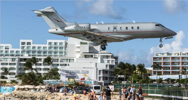 Bombardier Challenger 300 (N546XJ)