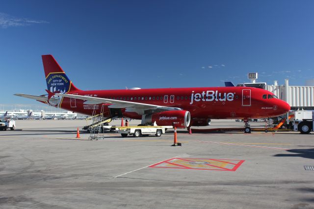 Airbus A320 (N615JB)