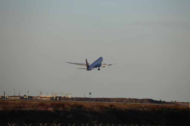 BOEING 767-400 (N833MH)