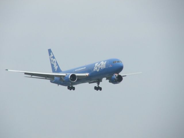 BOEING 767-300 (C-GZNC)