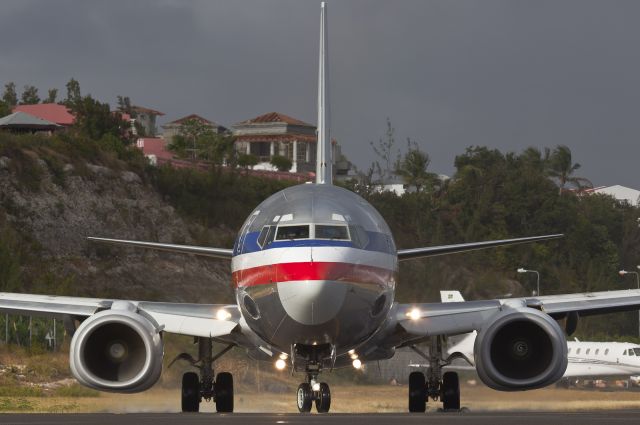 Boeing 737-800 (N916AN)