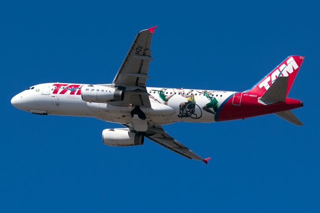 Airbus A320 (PT-MZU)