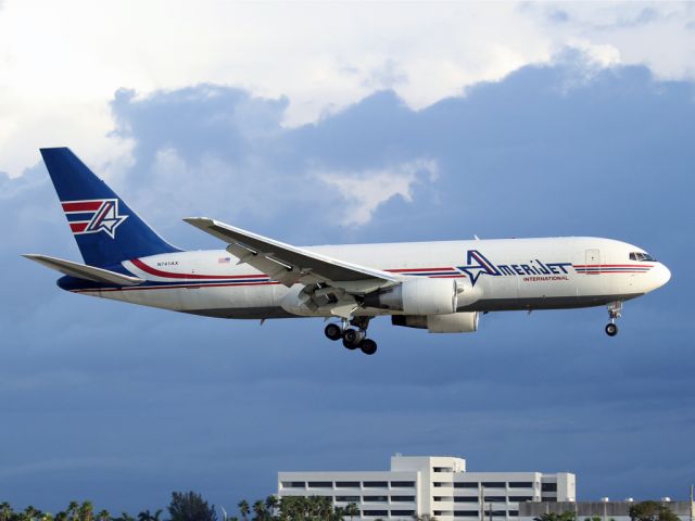BOEING 767-200 (N751AX)