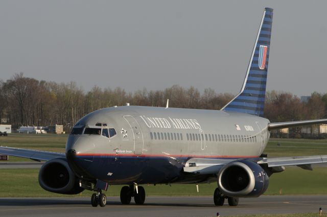 BOEING 737-300 (N348UA) - Leaving terminal 