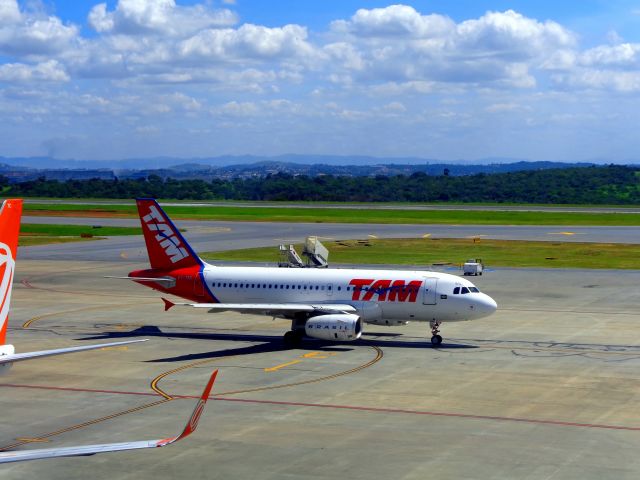 Airbus A319 (PT-TML)