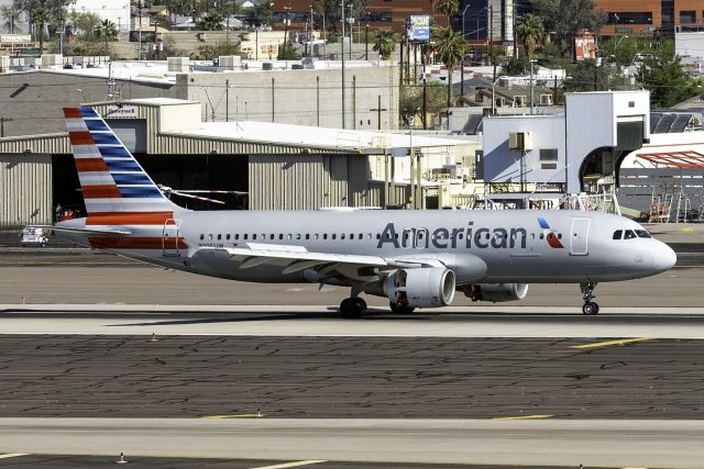 Airbus A320 (N105UW)