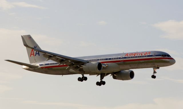 Boeing 757-200 (N634AA)