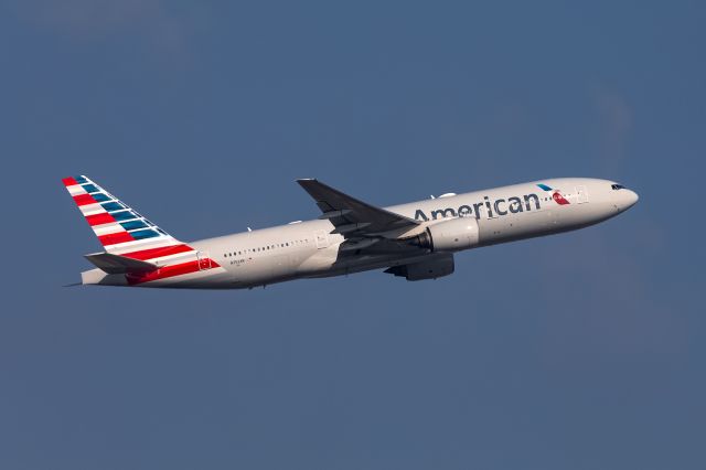Boeing 777-200 (N752AN)