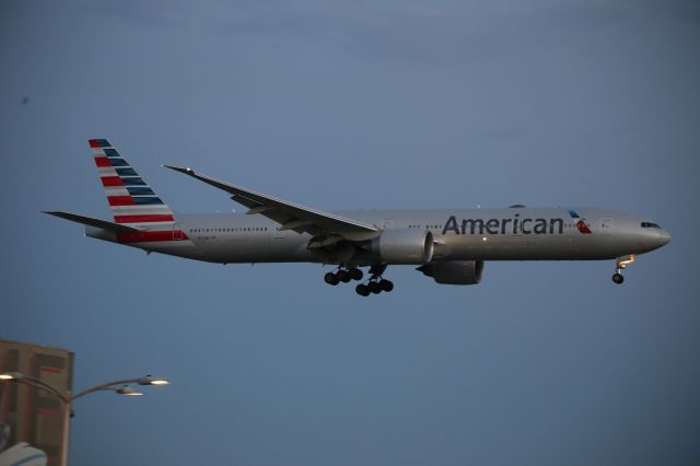 BOEING 777-300ER (N717AN)