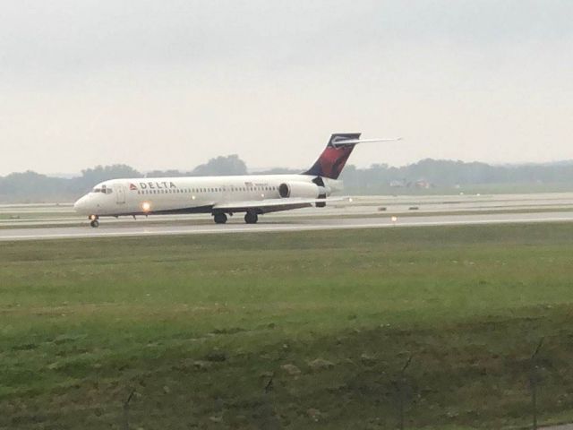 Boeing 717-200 (N986AT) - N986AT rolling out on 26L as Delta flight 962 from KDTW. 