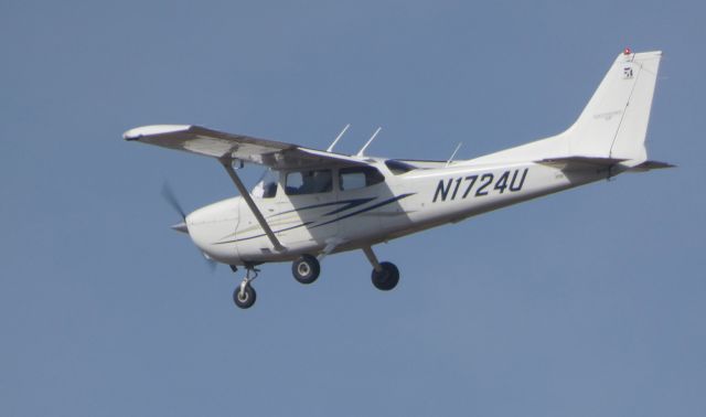 Cessna Skyhawk (N1724U) - On final is this 2007 Cessna 172S Skyhawk SP in the Winter of 2019.