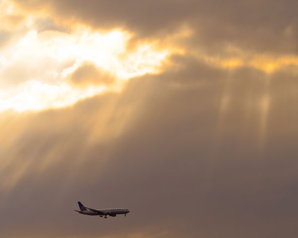 Boeing 777-200 — - A United Heavy arriving from Chicago O'Hare as UAL681