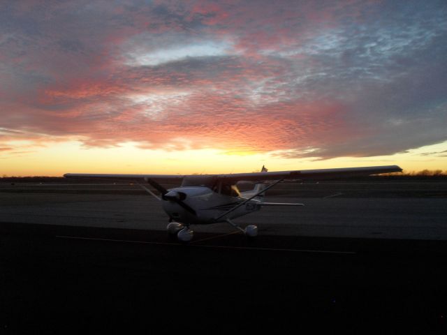 Cessna Skyhawk (N5219W) - 19W parked just after landing in Vicksburg/Tallulah, MS.