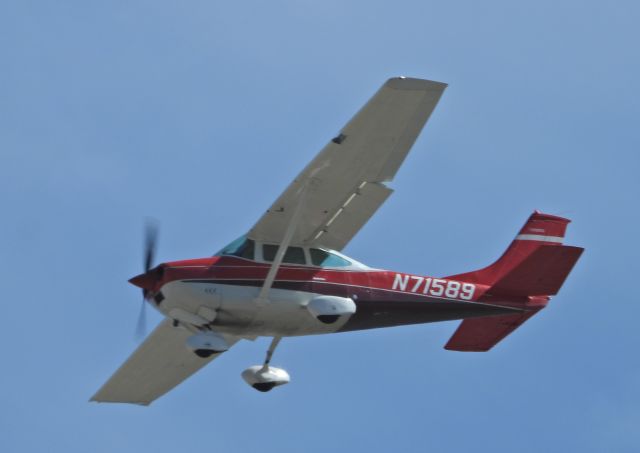 Cessna Skylane (N71589)