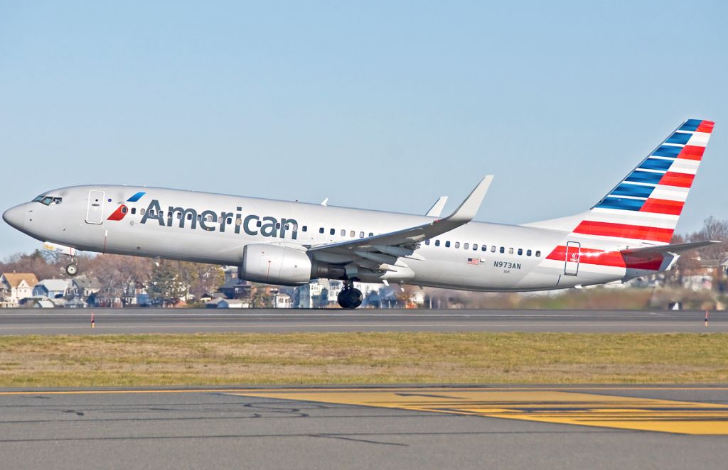 Boeing 737-800 (N973AN) - 33L lift off