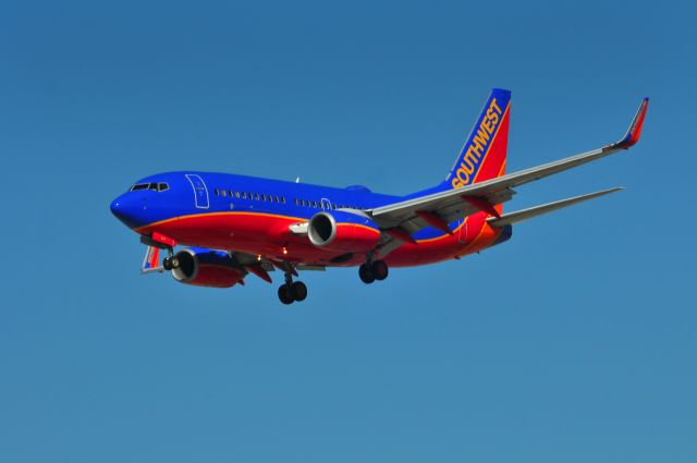 Boeing 737-700 (N457WN) - SouthWest on short final to 30L.