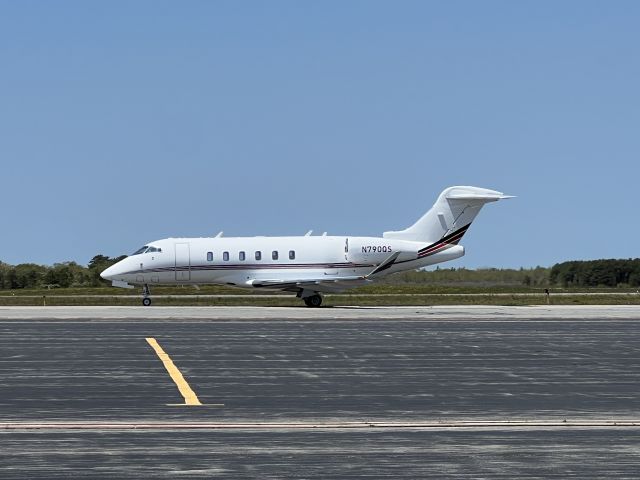 Bombardier Challenger 300 (N790QS)