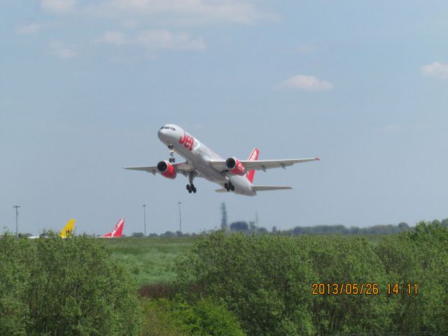 Boeing 757-200 (G-LSAH) - leaving olba