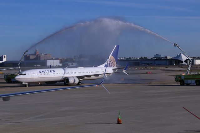 Boeing 737-700 (N37434) - Wet down party for arriving inaugural SFO-TPA United non-stop flight.16 Feb 17