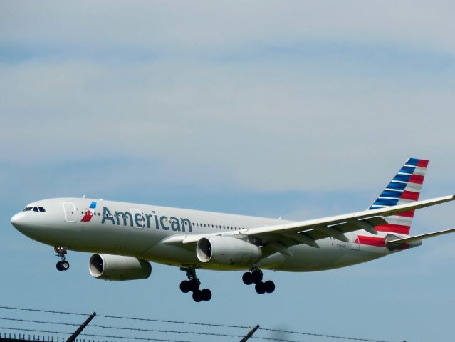 Airbus A330-200 (N283AY)