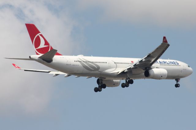 Airbus A330-300 (TC-LOA)