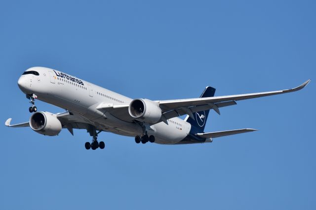 Airbus A350-900 (D-AIXJ) - Lufthansa Airbus A350-941 arriving at YVR on Sept 2.