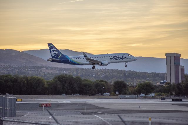 Embraer 175 (N648QX) - ASA/QXE2083 SEA-RNO