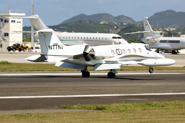 Learjet 35 (N77NJ)