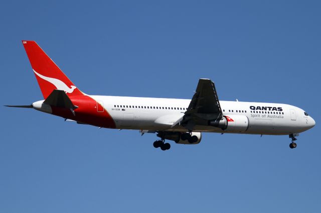 BOEING 767-300 (VH-OGM)