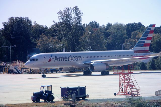 Boeing 757-200 (N201UU) - 10/22/16  on the hanger ramp