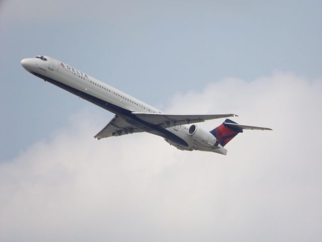 McDonnell Douglas MD-90 (N927DN)