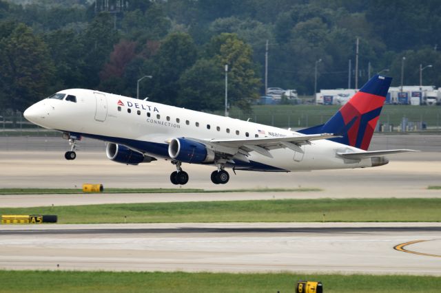 Embraer 175 (N880RW) - 23-R departure on 08-29-22