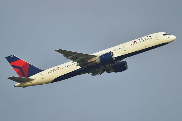 Boeing 757-200 (N680DA) - 23-R 08-06-24