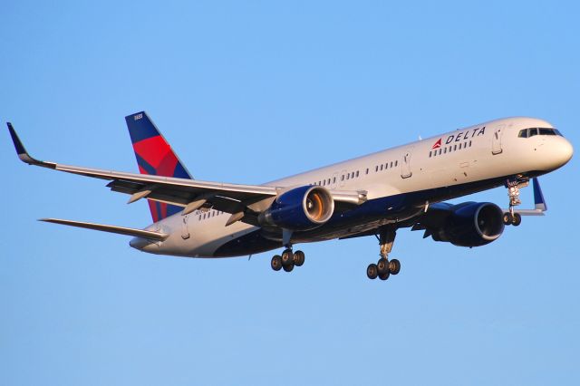 Boeing 757-200 (N555NW) - Boeing 757-251 (c/n 33391(. October 27, 2009.