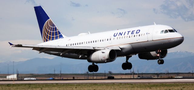 Airbus A319 (N817UA) - Arriving on 35L on 4-24-17 from Oklahoma City.