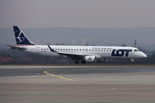 EMBRAER 195 (SP-LNE) - Spotting RZE