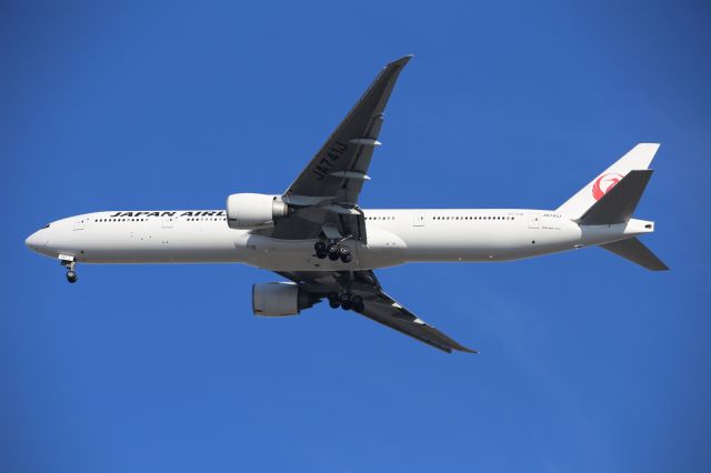 BOEING 777-300ER (JA741J)