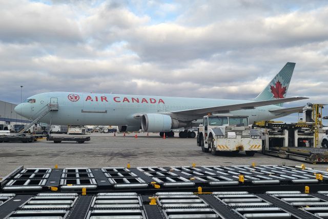 BOEING 767-300 (C-FPCA)